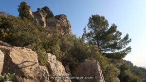 Resalte 2 grapas - Vía Ferrata Tossal de les Venes de Rojalons - RocJumper