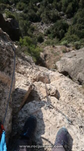 Descenso a la cueva - Vía Ferrata Tossal de les Venes de Rojalons - RocJumper