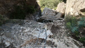 Descenso a la cueva - Vía Ferrata Tossal de les Venes de Rojalons - RocJumper