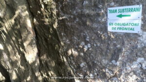 Cartel tramo subterráneo - Vía Ferrata Tossal de les Venes de Rojalons - RocJumper