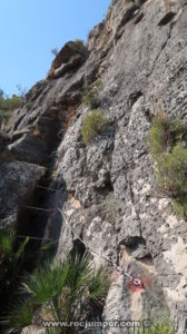 Grapas en la fisura - Vía Ferrata Penyaflor - Els Reguers - RocJumper