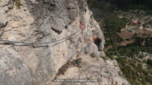 Flanqueo diagonal Tramo 1 - Vía Ferrata Penyaflor - Els Reguers - RocJumper