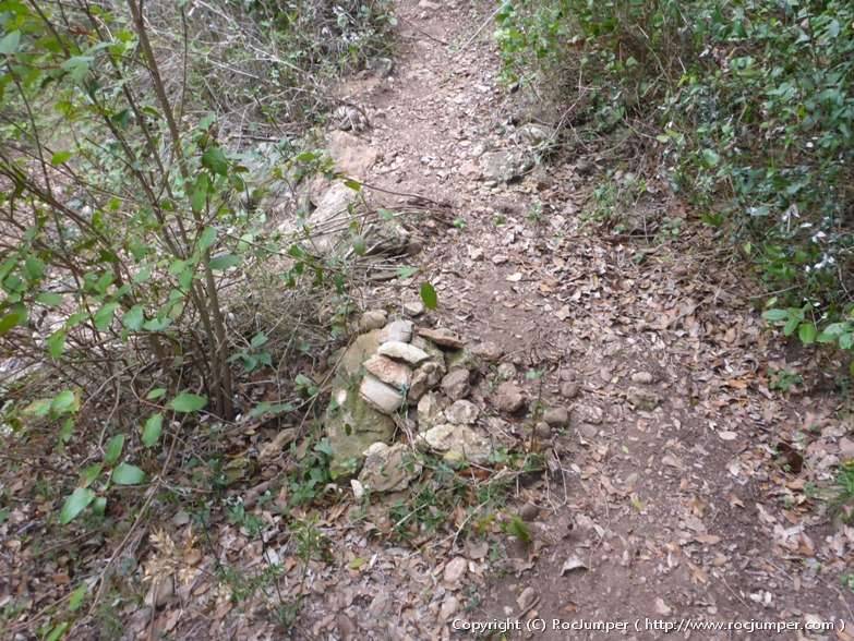Hito piedra Aproximación - Cova de l'Arcada (Torrent de la Coma Alta) Montserrat