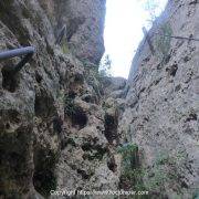 Canal con grandes grapas de Vía Ferrata Sant Jordi o de la Llum o Fecsa 