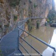 Pasarela metálica sobre el pantano de Camarasa