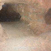 Cueva de la Guerra Antigua - Agujeros excavados