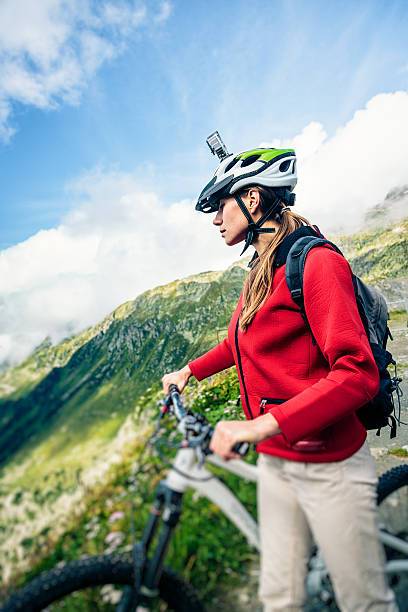 Mujer BTT con casco de bici y GoPro
