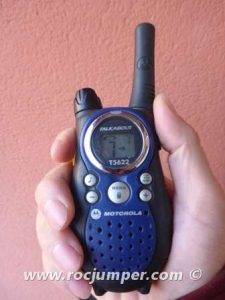 Walkie Talkie Motorola Azul en la Mano