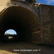 Túnel inferior para cruzar las vías de tren