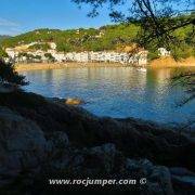 Playa de Tamariu desde lejos