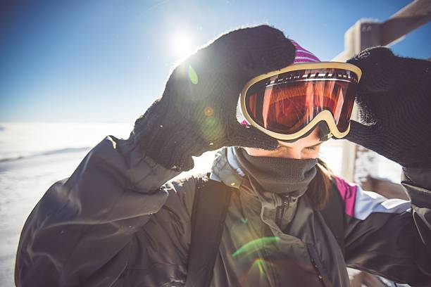 Gafas de esquí en el pico de la montaña