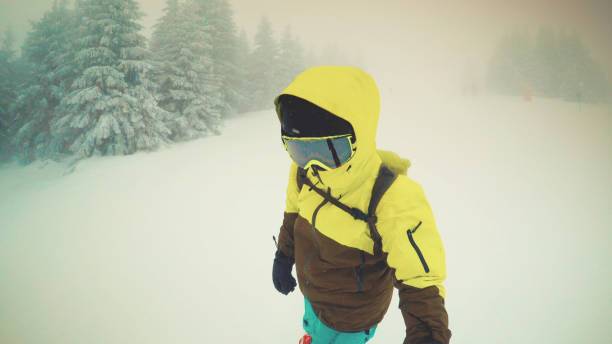 Gafas de esquí de un hombre con el reflejo de las montañas fondo de  montañas nevadas ia generativa