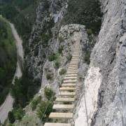 Puente de tablones del Vía Ferrata Asalto al Castillo