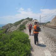 Sendero paralelo vía de tren