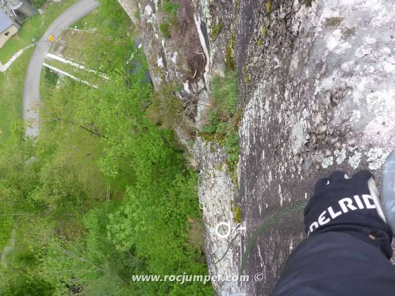Cuerda de espeleología de árbol de escalada en roca, agujero de agarre,  mosquetón, equipo de seguridad