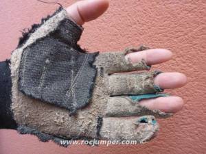 Guantes de vía ferrata rotos