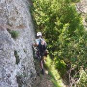 Bajada bordeando la pared