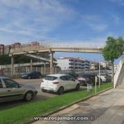 Puente sobre vías de tren en Torredembarra