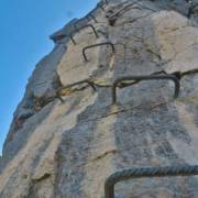 placa con grapas - Vía Ferrata Espolón de la Virgen