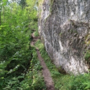Aproximación sendero pegado a la pared - Vía Ferrata Sankt Adolari