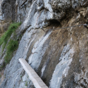 Flanqueo de troncos - Vía Ferrata Hausbachfall Klettersteig - RocJumper