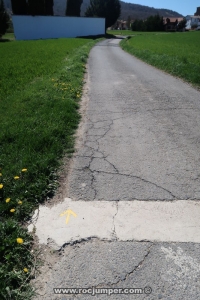 Flecha amarilla sobre el asfalto