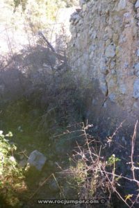 Sendero junto casa en ruinas - Ribera dels Pouets - RocJumper