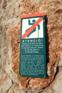 Cartel prohibición Escalada La Falconera