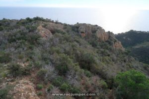 Sendero herboso hacia Vía Ferrata del Eric - Tossa de Mar - RocJumper