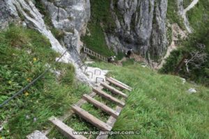 Descenso Escaleras - Vía Ferrata Tegelbergsteig - RocJumper
