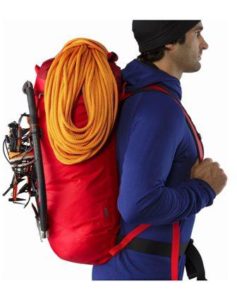 Mochila Arcteryx Alpha FL 45 - Lateral con Piolets Crampones y Cuerda