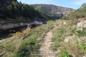 Sendero junto al río - Vía Ferrata Aielo de Malferit - RocJumper