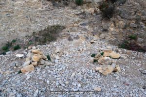 Doble hito de piedras - Vía Ferrata Norte del Cid - RocJumper