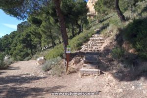 Escaleras hacia Vía Ferrata Xorret de Catí