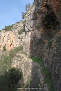 Flanqueo expuesto de inicio - Vía Ferrata Aielo de Malferit - RocJumper