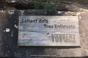 Cartel Saltant dels Tres Enllosats