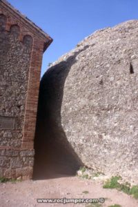 Paso entre la ermita y la roca - Vía Manyos - La Prenyada - Montserrat