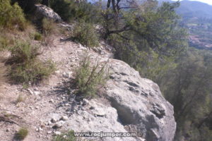 Sendero al borde de Cinglera