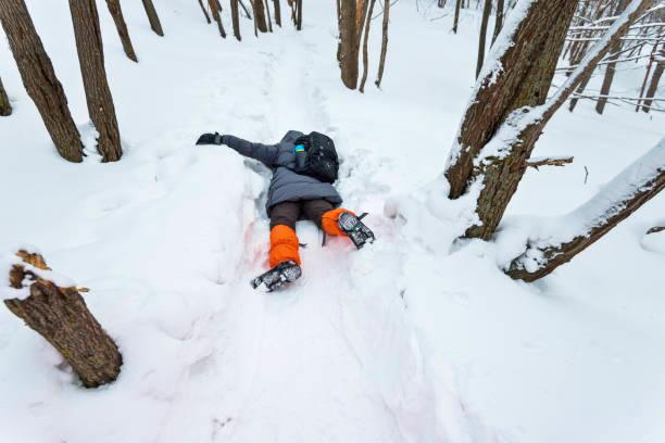 La raqueta para desplazarse seguro y cómodo por la nieve está en