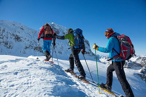 La raqueta para desplazarse seguro y cómodo por la nieve está en