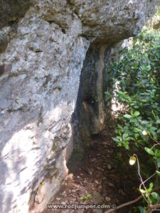 Sendero pegado a la pared hacia Vía FCE - Serrat d'en Muntaner - Montserrat - RocJumper