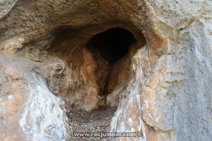 Cueva - Tramo 2 - Vía Ferrata Roca Narieda - RocJumper