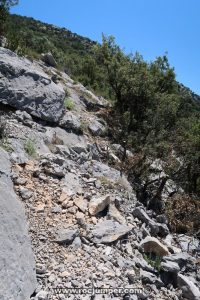 Hitos de piedra retorno - Vía Ferrata Roca Narieda - RocJumper