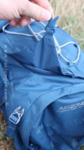 Apertura con tridente - Mochila Lowe Alpine Airzone Camino Trek