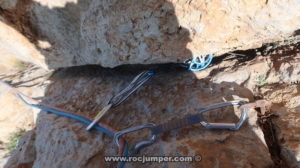 Fisura con Friend y Clavo - Vía Chani - Falconera - Garraf - RocJumper