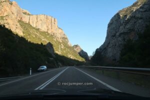 Llegango al parking - Vía Romani x-treme (V 85 m) Roques de Pessó - Collegats