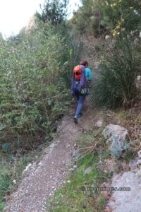 Sendero aproximación - Vía Romani x-treme (V 85 m) Roques de Pessó - Collegats