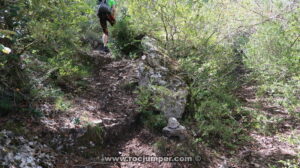 Hito de piedra en sendero - Escletxes de avencots - Mussara - RocJumper