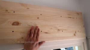 Presentar tablero madera taladrado a la pared - RocJumper