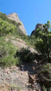 Camino de aproximación - L'Aglà y Agulla Mare - Montserrat - RocJumper